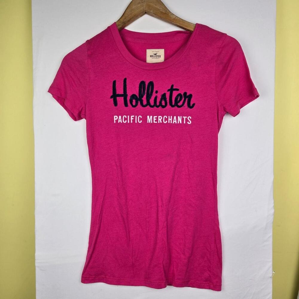 Hollister Co. Pink T-shirt with big logo in black, size M